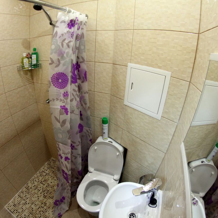фото Восьмиместный номер с ванной комнатой и туалетом 2